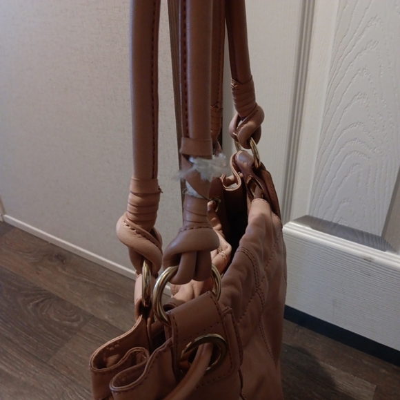 Michael Kors Tan Leather Tote Bag defect in the strap but it doesn't prevent any - Picture 5 of 6